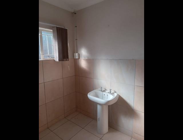80M² BUILDING TO LET IN APEX